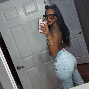 Model - Curly hair Rican bigbooty
