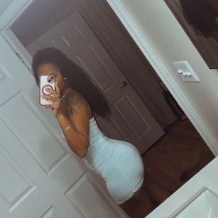 Model - Curly hair Rican milf