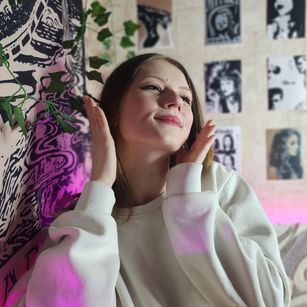 Model - Casey_Greets shaved