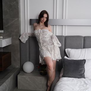 Model - Mari Nette feet