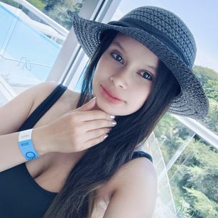 Model - FrecitaRoja FRIENDLY