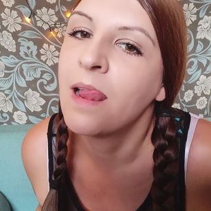 Model - Niki Leex smile