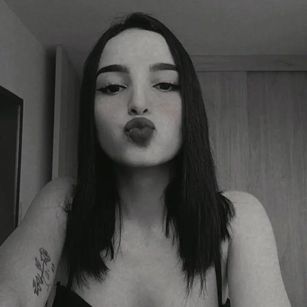 Model - Laura Ferreira Online