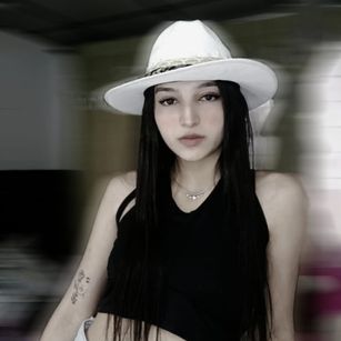 Model - Laura Ferreira Cei