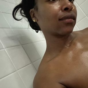 Model - Shy_ebony_milf hourglass