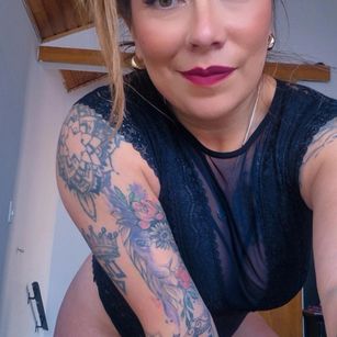 Model - PenelopeQueen pantyhose