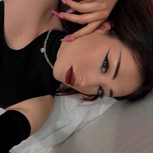 Model - Karoline striptease