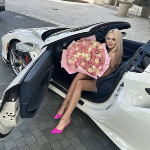 Model - Angela Rossa Blonde