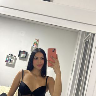 Model - Val Dominguez latina