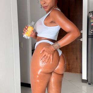 Model - DianeRose strapon