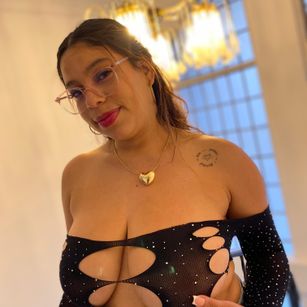 Model - AlexaGreek feet