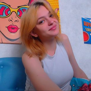 Model - LucyGoldi boobs