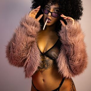 Model - Elizabeth corazon de leon latina