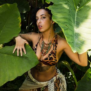 Model - Elizabeth corazon de leon bigboobs