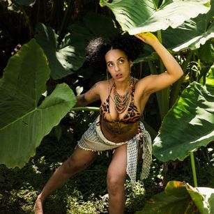 Model - Elizabeth corazon de leon hairyarmpits