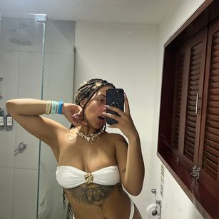 Model - Elizabeth corazon de leon joi