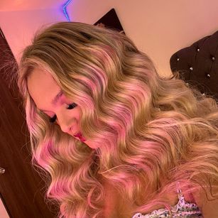 Model - Kendall Curlova blonde