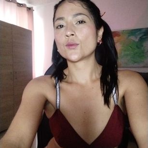 Model - Cata Green feet