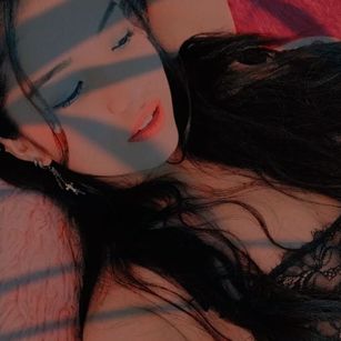 Model - Emma Johnson sumisa