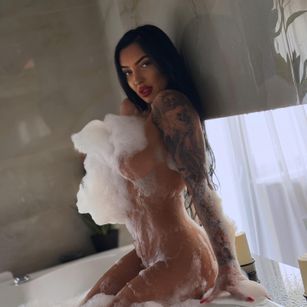 Model - Rubby Shine BIGASS