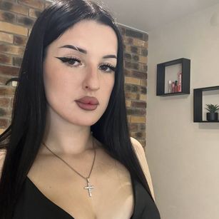 Model - BrightLika masturbation