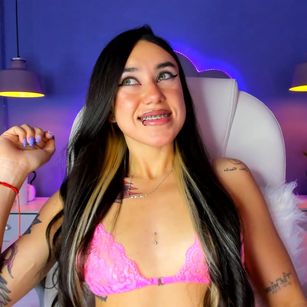 Model - Athziry G latina