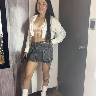 Model - Athziry G ass