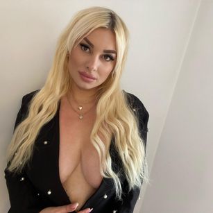 Model - Luxuriaa naughty