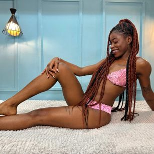 Model - Michelle Pose fingering