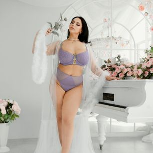 Model - Luna Night boobs