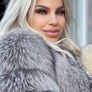 Model - Pregnant Tinkerbell blonde