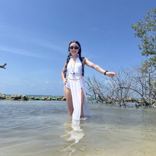 Model - Athziry G submissive