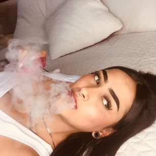 Model - Elisa Peters masturbation