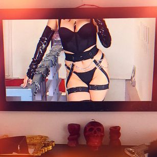 Model - Miss Scarlett feet