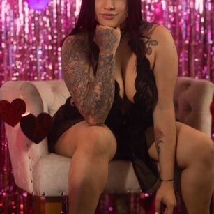 Model - Mia Blaze Squirt