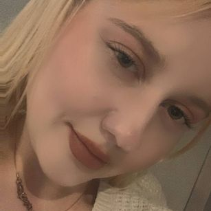 Model - AlisaBrisk feet