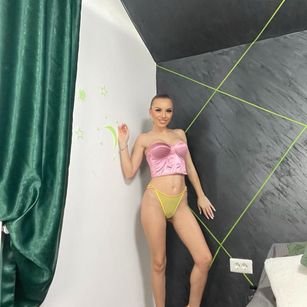 Model - Selena Falls bigtits