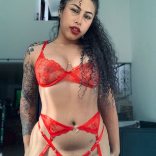 Model - SarahSky tattos