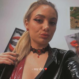 Model - FinDomAsha pantyhose