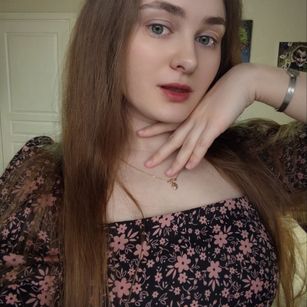 Model - Sonya Ellis kiss