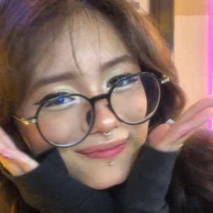 Model - VenusOlympus squirting