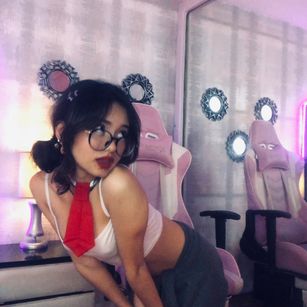 Model - VenusOlympus squirting