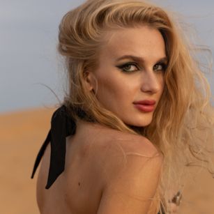 Model - FloraMiss heels