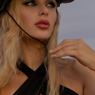 Model - FloraMiss legs