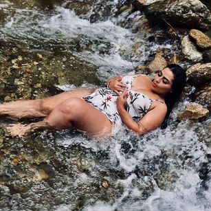 Model - Kiana Cream hairypussy