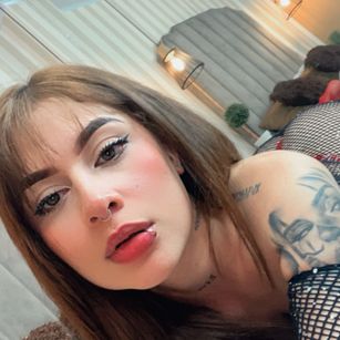 Model - Amber Hudson petite