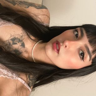 Model - Emilia Vitti heels