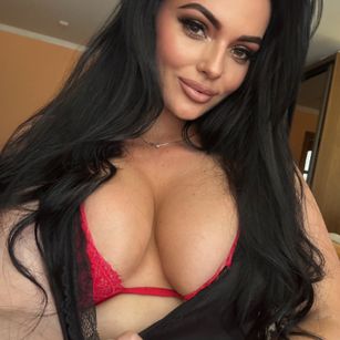 Model - HumbleBrunette loveseeker