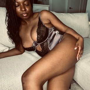 Model - Mina Luxxe Ebony