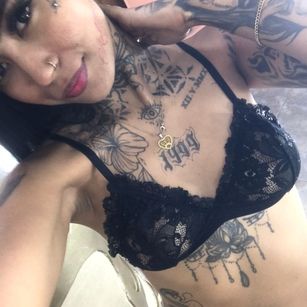 Model - EmilieLake Latina